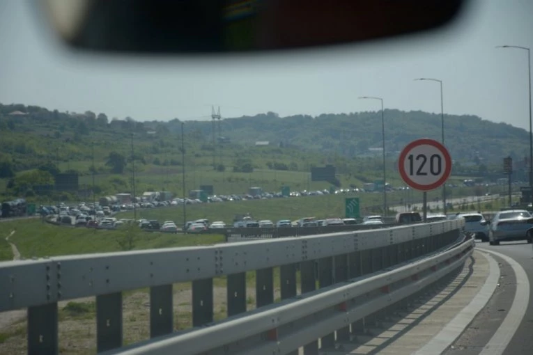 KILOMETARSKE KOLONE NA AUTO-PUTU! Beograđani krenuli na produženi vikend, POTPUNI KOLAPS! (FOTO)
