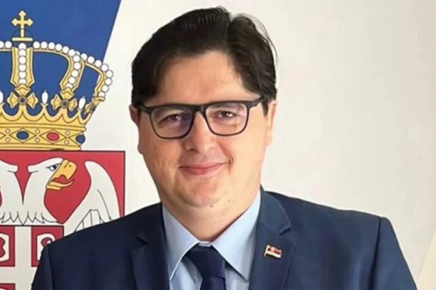 "TAKVE KAO TI TREBA PUMPATI DO SMRTI!" Ekskluzivno za Republiku: Poslanik Uglješa Mrdić opisao sve detalje BRUTALNOG NAPADA na benzinskoj pumpi - MUŠKARAC I ŽENA MU PRETILI SMRĆU!