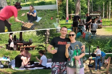 I STRANCI NA AVALI ROŠTILJAJU I VESELE SE! Krcato na omiljenoj destinaciji Beograđana: "OSTAJEMO I SUTRA!" (FOTO, VIDEO)