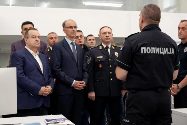 Premijer Macut i ministar Dačić obišli komandno operativni centar MUP u Palati Srbija!