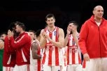 PIONIR SABLASNO PRAZAN, ALI ON JE ODLUČIO DA DOĐE: Čuvena košarkaška faca bodri Zvezdu MeridianBet! (FOTO)