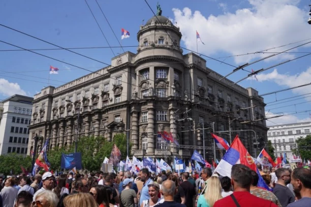 OGLASIO SE MUP! Ovo je tačan broj ljudi koji su prisustvovali današnjem skupu ispred Vlade Srbije!