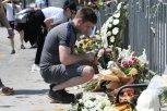POLICIJA RADI NA IDENTIFIKACIJI! Oskrnavio mesto odavanja pošte stradalima u Novom Sadu!