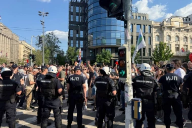 FIJASKO FOTELJAŠA! Evo koliko je stvarno blokadera na ulicama, pokušali da blokiraju BEOGRAD - SNIMCI NE LAŽU! (VIDEO)