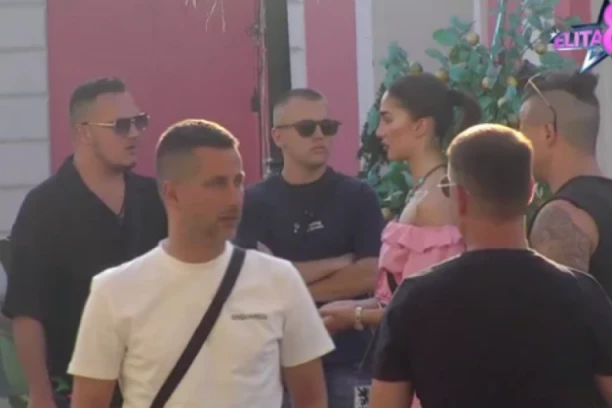 NAPUSTIO BELU KUĆU, PA RASKRINKAO ČITAV RIJALITI: Bivši učesnk izneo sav prljav veš popularnog para: "GASTOZ ME JE ZAVRNUO ZA 100 EVRA"!