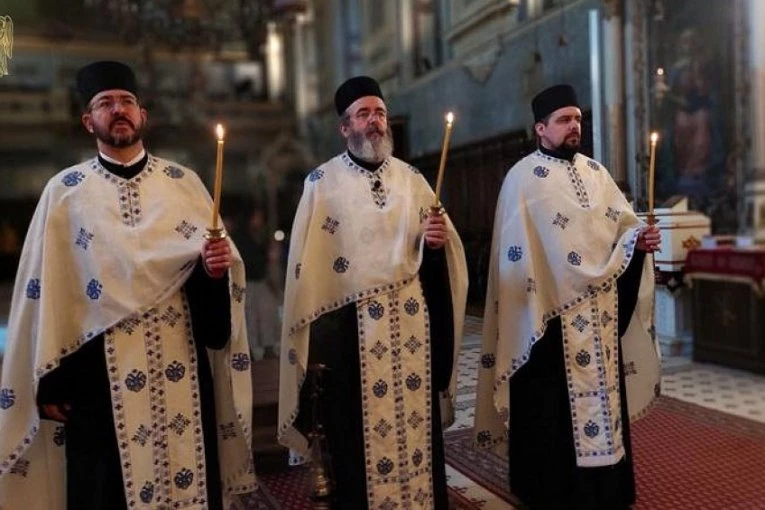 DOK SU JEDNI SLAVILI, U VOJVODINI SE TUGOVALO: U hramovima Eparhije bačke služen polugodišnji pomen za žrtve tragedije u Novom Sadu (FOTO)