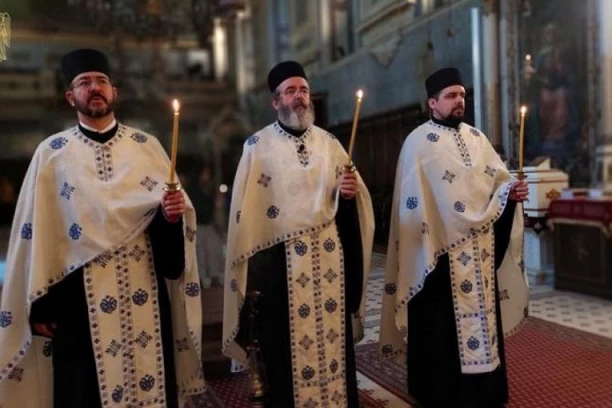 DOK SU JEDNI SLAVILI, U VOJVODINI SE TUGOVALO: U hramovima Eparhije bačke služen polugodišnji pomen za žrtve tragedije u Novom Sadu (FOTO)