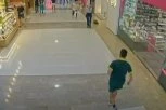 ŽENA ZVANA HRABROST: Pogledajte kako je policajka usred tržnog centra zaustavila pomahnitalog serijskog ubicu (VIDEO)