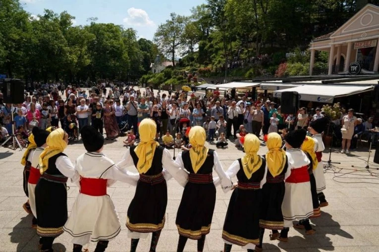 SVOJOM LEPOTOM PRIVUKLA LJUDE IZ SVIH KRAJEVA! Vrnjačku Banju posetilo preko 50.000 ljudi, a tek je prvi dan praznika!