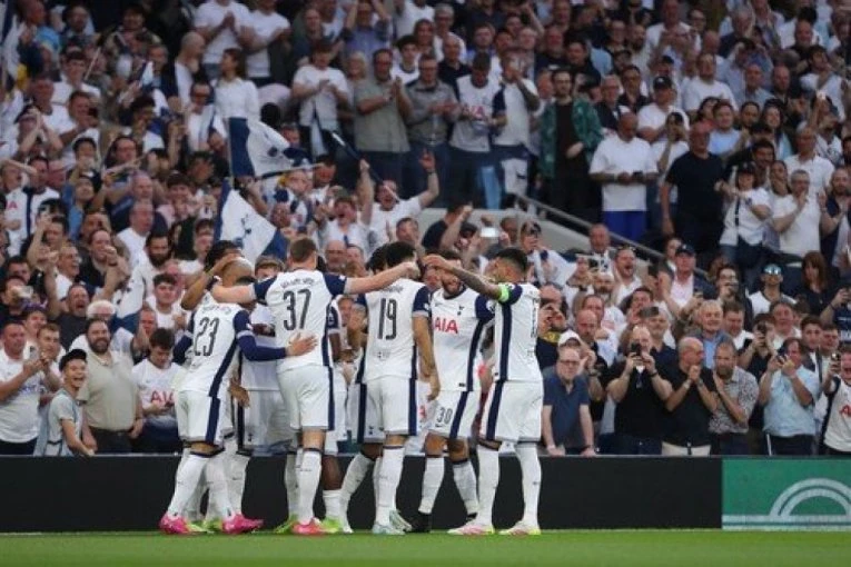 GOL IZ SVLAČIONICE! Pevci načeli Vikinge u Londonu i upisali se u istoriju!