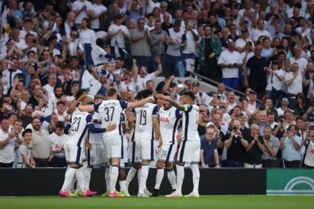 GOL IZ SVLAČIONICE! Pevci načeli Vikinge u Londonu i upisali se u istoriju!