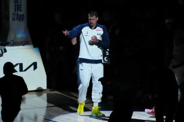 LEŽERAN I STALOŽEN! Evo kako je Jokić ušao u dvoranu pred meč! (VIDEO)