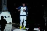 LEŽERAN I STALOŽEN! Evo kako je Jokić ušao u dvoranu pred meč! (VIDEO)
