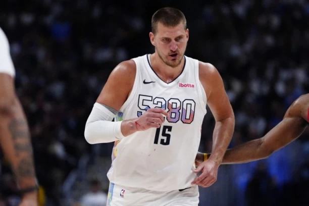 JOKIĆ BRILJIRA, ALI HARDEN JE NEZAUSTAVLJIV! Brutalni košarkaški rat Denvera i Klipersa!