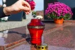 DA LI SE MOŽE PALITI SVEĆA ZA NEČIJU DUŠU NA TUĐEM GROBU: Sveštenik objasnio da li ovo ima efekta