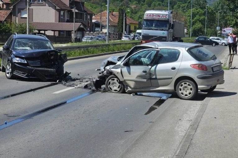 STRAVIČAN SUDAR U ČAČKU! Četiri osobe povređene, među njima i DETE! (FOTO)
