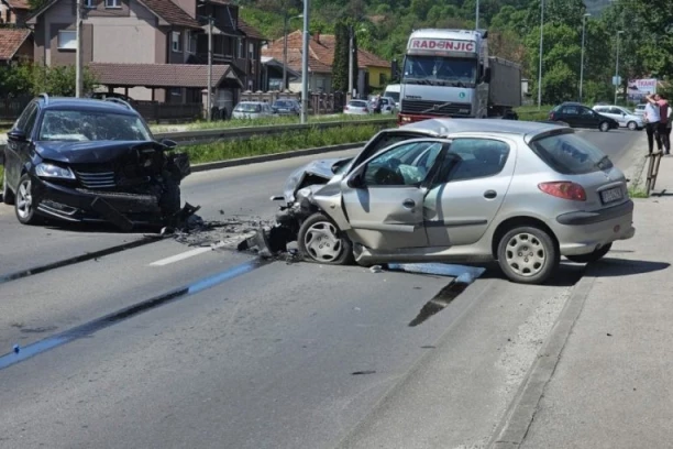 STRAVIČAN SUDAR U ČAČKU! Četiri osobe povređene, među njima i DETE! (FOTO)