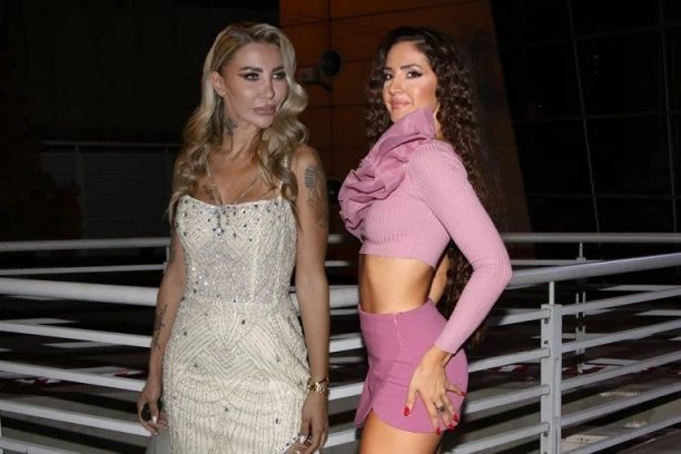 VRELE POZE NA PLAŽI, A OD NAKITA SAMO MINI-BIKINI: Aneli i Anđela PRSA U PRSA - ljuta borba za prvo mesto! (ANKETA)
