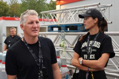 DA LI JE OVO MOGUĆE? BASTIJAN PRED HILJADAMA LJUDI IZJAVIO LJUBAV ESTER! Ona se privila uz njega i zagrlila ga čvrsto - nemački mediji bruje: "Šta će na ovo reći Ana Ivanović?" (VIDEO)