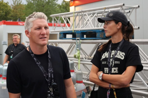 DA LI JE OVO MOGUĆE? BASTIJAN PRED HILJADAMA LJUDI IZJAVIO LJUBAV ESTER! Ona se privila uz njega i zagrlila ga čvrsto - nemački mediji bruje: "Šta će na ovo reći Ana Ivanović?" (VIDEO)