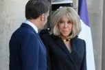 ZALUDELA SVET! SVI GLEDALI U ŽENU EMANUELA MAKRONA - mreže ponovo gore zbog njenog stajlinga! Da li je Brižit ovog puta preterala? (FOTO)