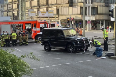 KRV, RAZBACANE STVARI PO ULICI I PLAČ: Jezive scene iz centra grada, manijak uleteo džipom među prolaznike! Ima teško povređenih (VIDEO)