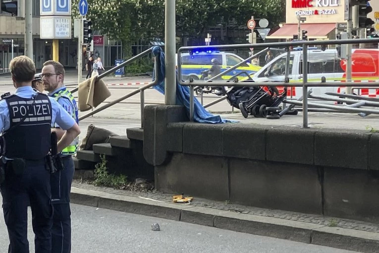 UNIŠTENA DEČJA KOLICA NA TRAMVAJSKIM ŠINAMA: Jeziv prizor u centru, ludak se autom zaleteo u ljude na stanici, povredio i majku s bebom (VIDEO)