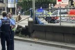 UNIŠTENA DEČJA KOLICA NA TRAMVAJSKIM ŠINAMA: Jeziv prizor u centru, ludak se autom zaleteo u ljude na stanici, povredio i majku s bebom (VIDEO)