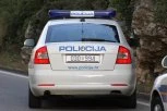 TURISTI SU UGLEDALI HRVATSKU POLICIJU PORED PUTA I STALI DA POTRAŽE POMOĆ: Kada su prišli prozoru auta sledili su se od prizora i od toga ko je bio na sedištu! (VIDEO)