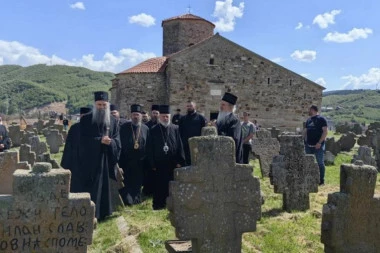 VELIKIM SABRANEM OBELEŽENO 850 GODINA OD ROĐENjA SVETOG SAVE: Patrijarh poslao važnu poruku iz rodnog mesta Rastka Nemanjića (VIDEO)
