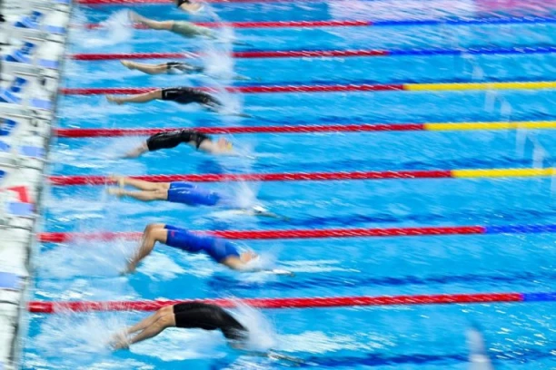 TRANSRODNA OSOBA SE TAKMIČILA SA ŽENAMA, PA ODNELA SVE MEDALJE: Devojke se odmah pobunile!