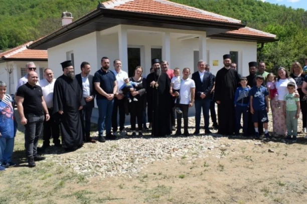 DAR KOJI MENJA ŽIVOT ČETVOROČLANOJ PORODICI: Vladika Arsenije uručio ključeve novog doma Antićima u Medveđi
