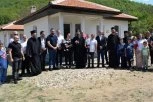 DAR KOJI MENJA ŽIVOT ČETVOROČLANOJ PORODICI: Vladika Arsenije uručio ključeve novog doma Antićima u Medveđi