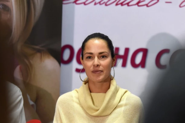 NOVE FOTOGRAFIJE ANE IVANOVIĆ IZAZVALE ŠOK: Ljudi trljaju oči u neverici šta se desilo poznatoj srpskoj lepotici - nakon tračeva da ju je muž varao sada je SVE jasno!