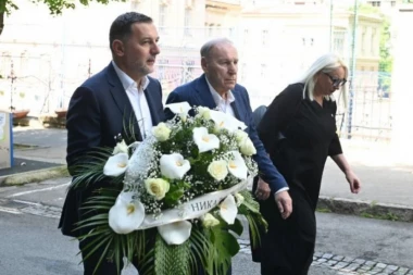 DELEGACIJA FUDBALSKOG SAVEZA SRBIJE ODALA POČAST NEVINIM ŽRTVAMA TRAGEDIJE U OŠ "VLADISLAV RIBNIKAR": Džajić, Sremčević i Radujko stigli na pomen!