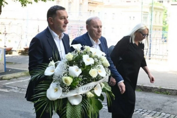 DELEGACIJA FUDBALSKOG SAVEZA SRBIJE ODALA POČAST NEVINIM ŽRTVAMA TRAGEDIJE U OŠ "VLADISLAV RIBNIKAR": Džajić, Sremčević i Radujko stigli na pomen!