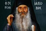 „ZNOJ JE TEKAO NIZ ČELO SVETITELJA DOK JE ŽURIO DA ME SPASE“: Kroz lično iskustvo o čudu u operacionoj sali, starac Jakov otkrio kako nam sveci pomažu