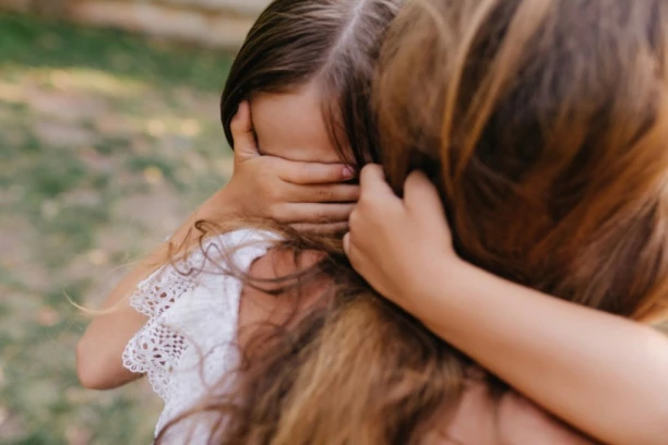 ĆERKA NIKAD NIJE LIČILA NA MENE, A KADA JE PORASLA SHVATIO SAM NEŠTO STRAŠNO! Posle DNK testa usledila je još jezivija istina - ovog nema ni u noćnim morama!