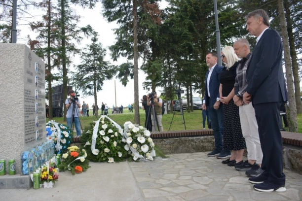 POČEO MEMORIJALNI TURNIR „ŽIVITE“: Legende srpskog fudbala u Malom Orašju igraju u čast stradalih!