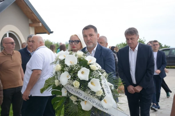 RADUJKO STIGAO U MALO ORAŠJE: Generalni sekretar FSS na memorijalnom turniru „Živite“ u znak sećanja na žrtve masakra