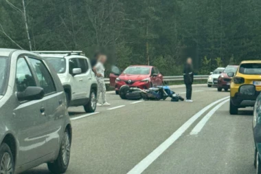 DEVOJKA POVREĐENA U UDESU KOD NOVE VAROŠI: Motociklista naleteo na automobile (FOTO)