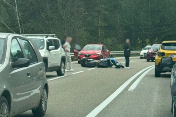 DEVOJKA POVREĐENA U UDESU KOD NOVE VAROŠI: Motociklista naleteo na automobile (FOTO)