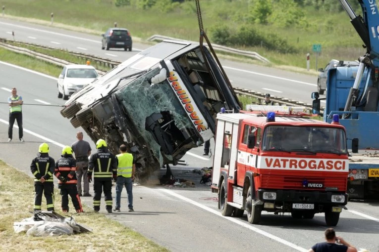 PUNI OPERACIONI STOLOVI, MEĐU HOSPITALIZOVANIMA IMA I DECE! Trećina putnika povređenih u brutalnoj nesreći na hrvatskom auto-putu ima teške povrede (FOTO)