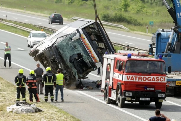 PUNI OPERACIONI STOLOVI, MEĐU HOSPITALIZOVANIMA IMA I DECE! Trećina putnika povređenih u brutalnoj nesreći na hrvatskom auto-putu ima teške povrede (FOTO)