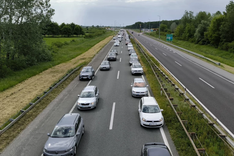 JEZIV SNIMAK SA AUTO-PUTA KOD GAZELE! Greška ili bahatost taksiste - ovakva vožnja je za svaku osudu! (VIDEO)
