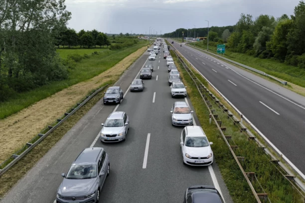 JEZIV SNIMAK SA AUTO-PUTA KOD GAZELE! Greška ili bahatost taksiste - ovakva vožnja je za svaku osudu! (VIDEO)