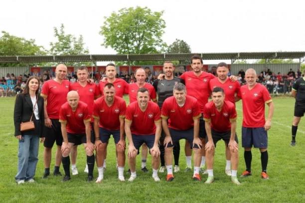 LEGENDE SRPSKOG FUDBALA U MALOM ORAŠJU: Ilić, Duljaj i ostali odigrali utakmicu za pamćenje u znak sećanja na tragično stradale (FOTO)