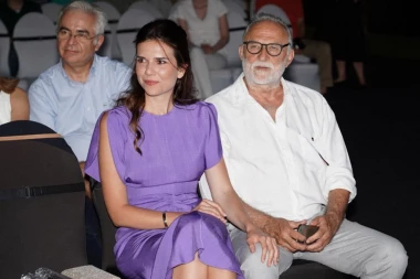 DEVOJKA LAZARA RISTOVSKOG POKAZALA IZVAJANO TELO - dubok dekolte, suknja ultrakratka, pokazala sve adute! Mlađa je 39 godina od legendarnog glumca, a poslala mu je posebnu poruku! (VIDEO)