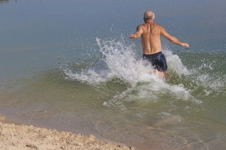 UŠAO JE U JEZERO DA SE RASHLADI, A ONDA OSETIO DA MU SE NEŠTO UVIJA OKO NOGU: Potopio je ruke - usledio je jeziv krik! (VIDEO)