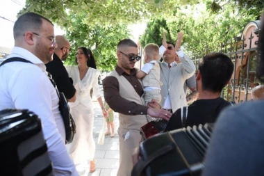ZAVIRITE NA KRŠTENJE MALOG VUKANA ŠIJANA: Bojana i Mirko blistaju u elegantnom izdanju, A EVO KO JE IZABRAN ZA KUMA! (VIDEO+GALERIJA)